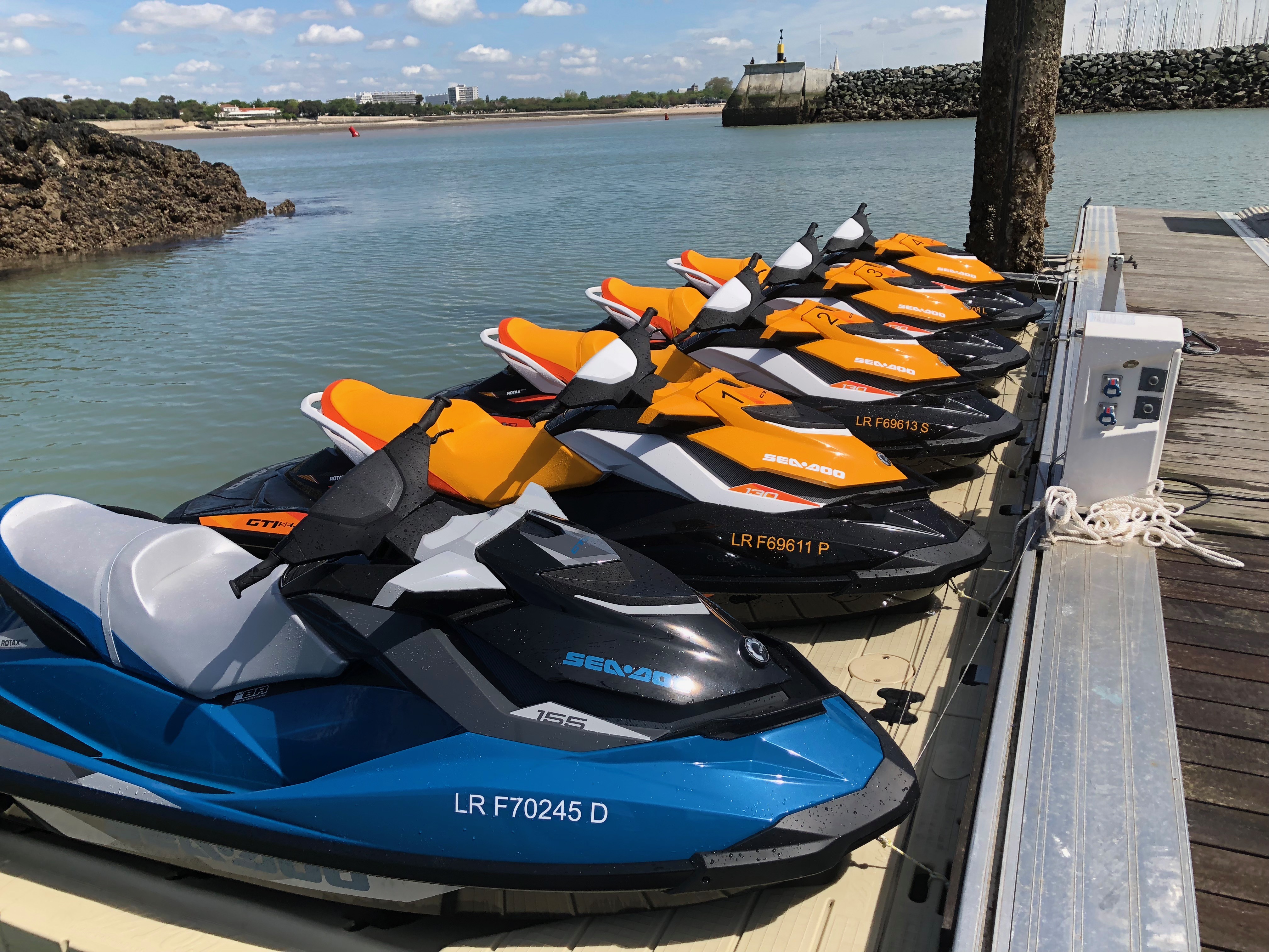 Sea-Doo alignés sur un ponton